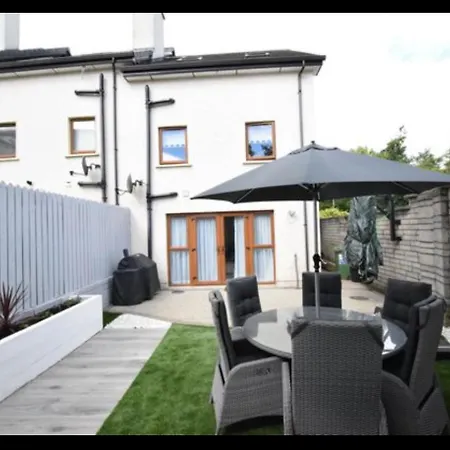 Cozy Modern With Scenic Views In Privatunterkunft