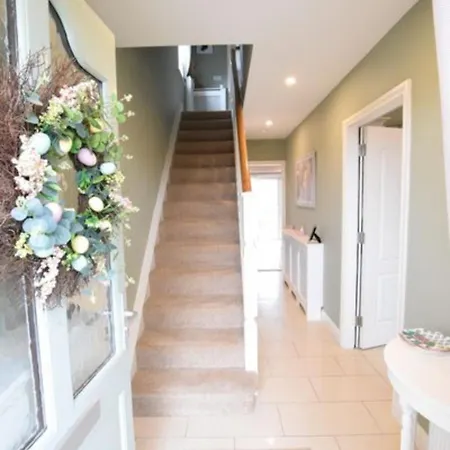 Privatunterkunft Cozy Modern With Scenic Views In *